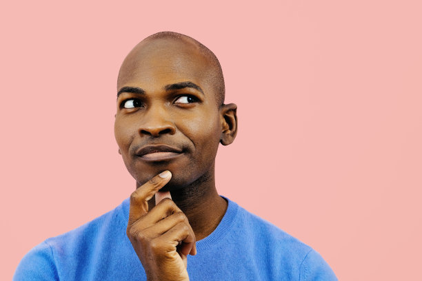 深思熟虑的男人用手在下巴上看拷贝空间图片下载