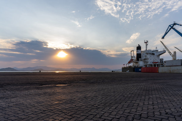 空左舷广场和吊车图片下载