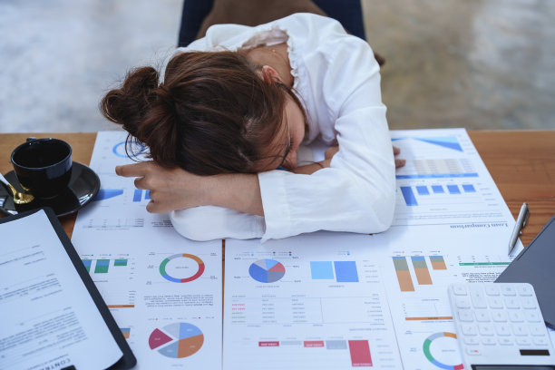 一名女雇员在文书工作中表现出疲劳的肖像图片下载