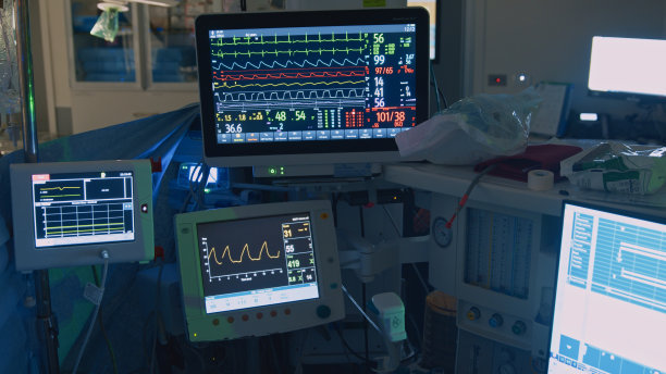 医院里监测生命体征的医疗设备。这种医疗设备可以监测医院病人的心率、氧含量和血压。呼吸机图片下载