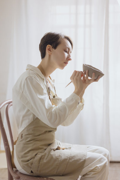 车间里的女陶艺家用粘土制作马克杯。一个小生意或爱好是陶瓷产品的创作图片下载