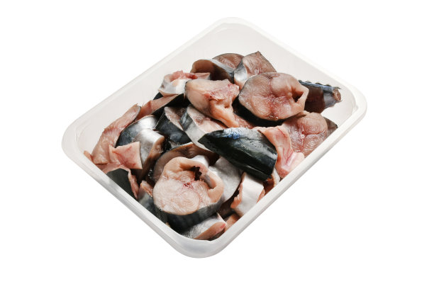 白色背景隔离包装中的新鲜金枪鱼片、生食三文鱼和金枪鱼片(裁剪路径)图片下载