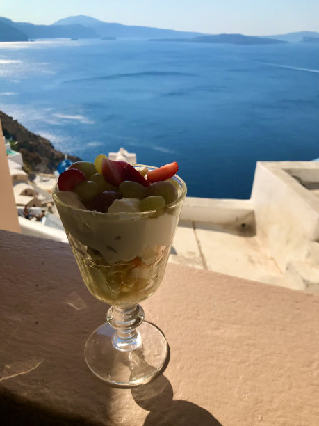 希腊——一杯希腊酸奶，配上水果和蜂蜜，欣赏海景图片下载