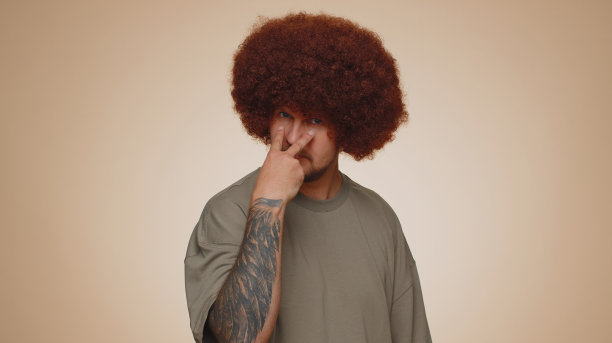 严肃的男人指着自己的眼睛，表示我在看你的手势，有人内疚地怀疑监视图片下载