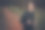 年轻的红发男子在森林里奔跑图片下载