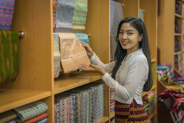 在缅甸曼德勒，一名妇女在当地织布商店购买传统的阿玛拉普拉凝块图片下载
