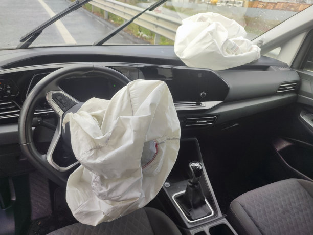 安全气囊在一次车祸中爆炸了图片下载
