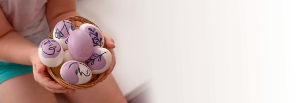 旗帜儿童拿着一个篮子，里面有彩色的复活节彩蛋。匿名照片，俯视图，特写，文本和复制空间，选择性聚焦，复活节概念图片下载