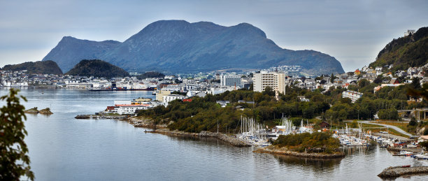 俯瞰Ålesund和挪威的Godøy岛。图片下载
