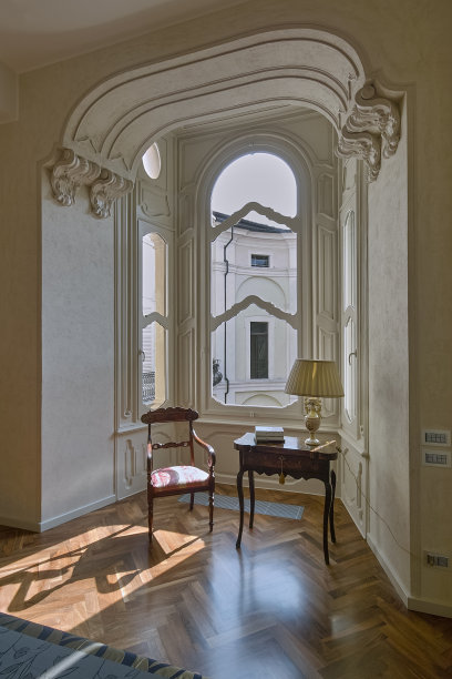 公寓弓形窗户的内部视图图片下载