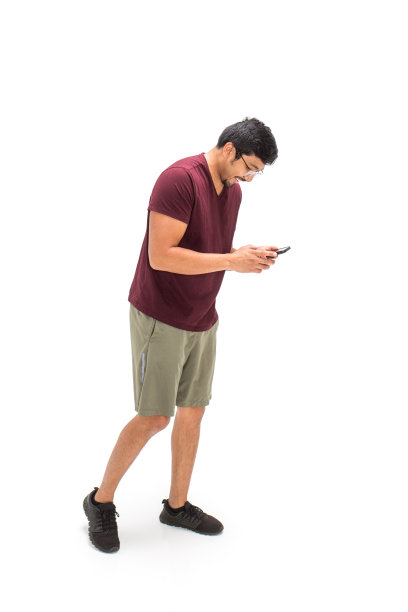 亚洲人站在电话摄影棚里图片下载