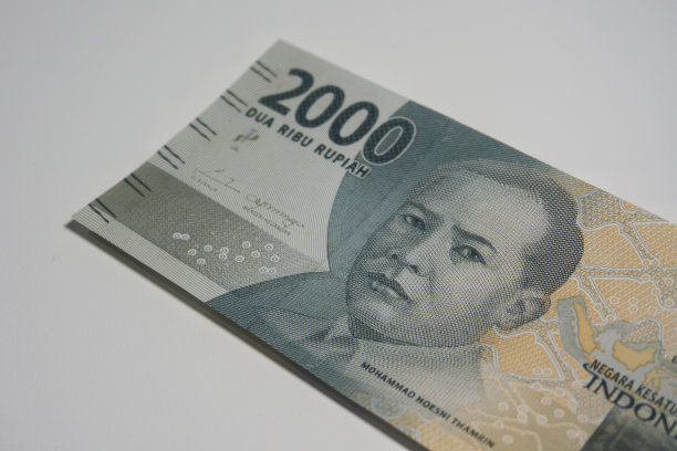 特写拍摄的印度尼西亚印尼盾2000面额的白色背景纸币。图片下载