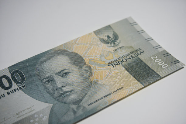 特写拍摄的印度尼西亚印尼盾2000面额的白色背景纸币。图片下载