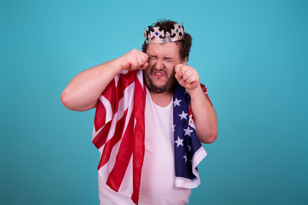 戴着银王冠的滑稽男人。图片下载