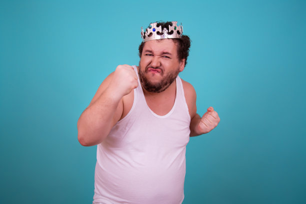 戴着银王冠的滑稽男人。图片下载