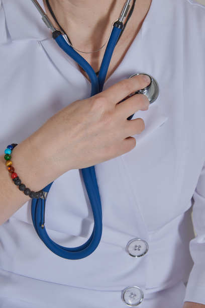 女人用听诊器听自己说话。图片下载