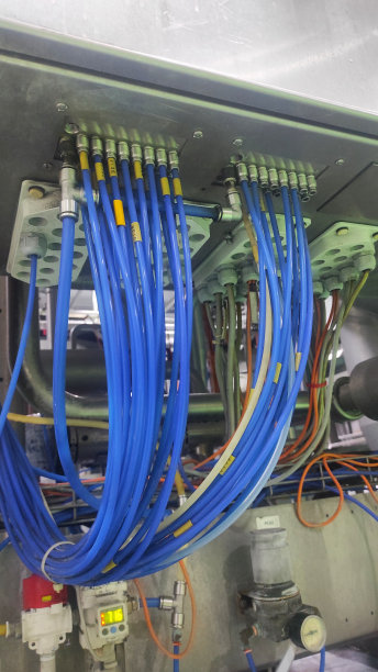 电线连接机器控制面板到机器图片下载