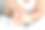 妇女在她的手上涂抹身体润肤乳。图片下载