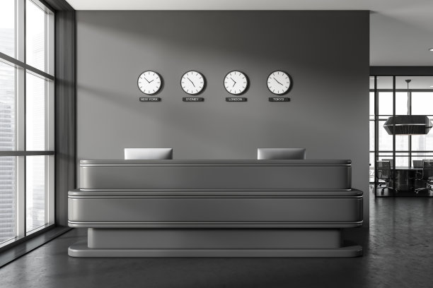 接待室内办公桌，配有电脑和时钟，会议室和窗户图片下载