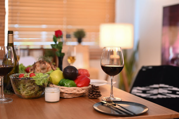 感恩节的餐桌上有几杯红酒，烤火鸡和各种各样的食物。圣诞节或感恩节的传统节日食物。图片下载