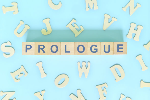 本书概念的序言部分。木块排版字平铺在蓝色背景图片下载