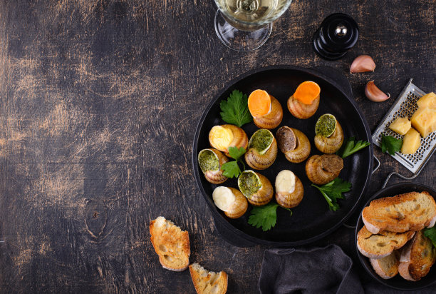 烤蜗牛配面包图片下载