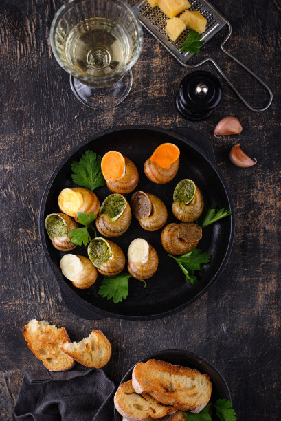 烤蜗牛配面包图片下载