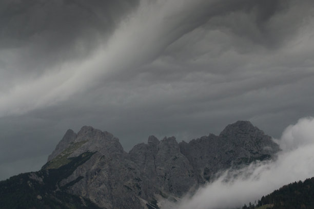 意大利萨帕达的白云岩风暴即将来临图片下载