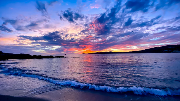 日落在秘鲁海滩(Plage de Péru)， Cargese，科西嘉岛图片下载