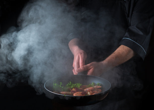 专业厨师用药草烹制虾。烹饪海鲜、健康素食和深色背景的食物。水平的观点。东方美食图片下载