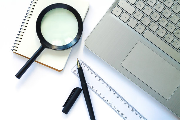 商务背景，有笔记本电脑，记事本，钢笔，尺子和放大镜图片下载