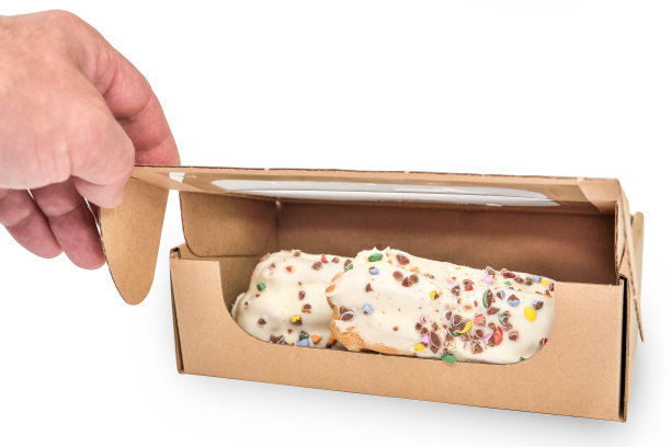 纸板箱，白色背景上有泡芙。送出甜食后打开一次性保护纸箱。图片下载