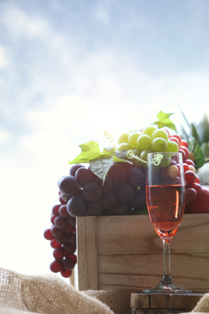 新鲜葡萄和葡萄园的葡萄酒，还有红酒图片下载