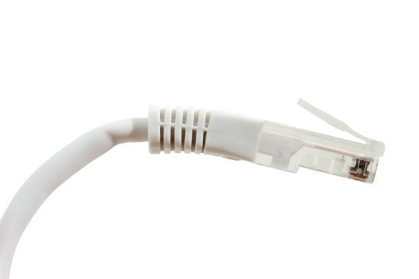 用于有线互联网和网络的双绞线连接器。白色背景，特写。图片下载