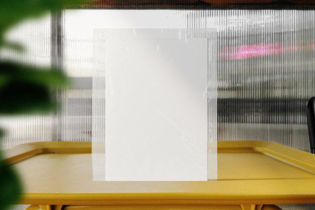 清洁最小包装模型站在顶部的黄色桌子与植物图片下载