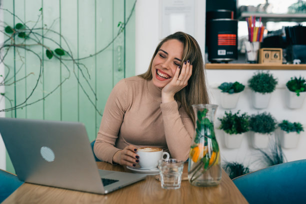 年轻的成年女子在自助餐厅图片下载