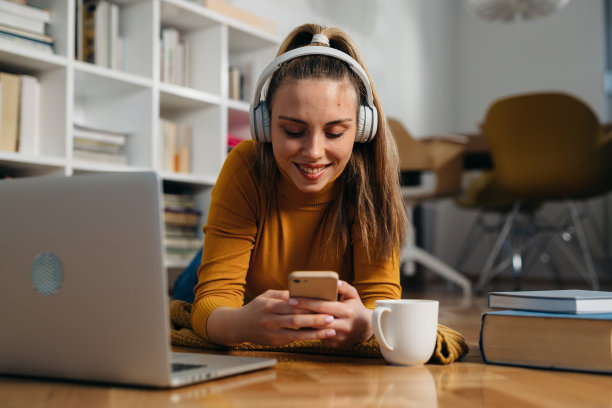 妇女在家里使用笔记本电脑图片下载