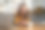 妇女在家里使用笔记本电脑图片下载