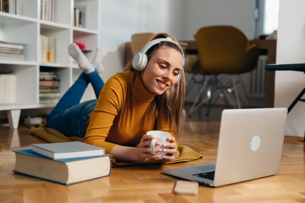 妇女在家里使用笔记本电脑图片下载