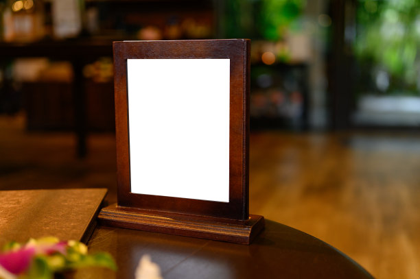 咖啡馆或餐厅木桌上的空白菜单框。图片下载