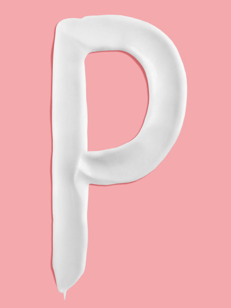 字母p，白色润肤霜涂抹笔画写在粉红色的背景，符号字母的一个字母图片下载
