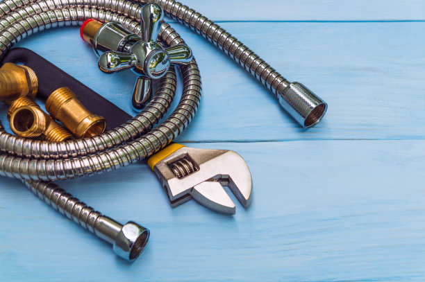 水管工具和一根装在蓝板子上的软管是由工匠在维修前准备的图片下载