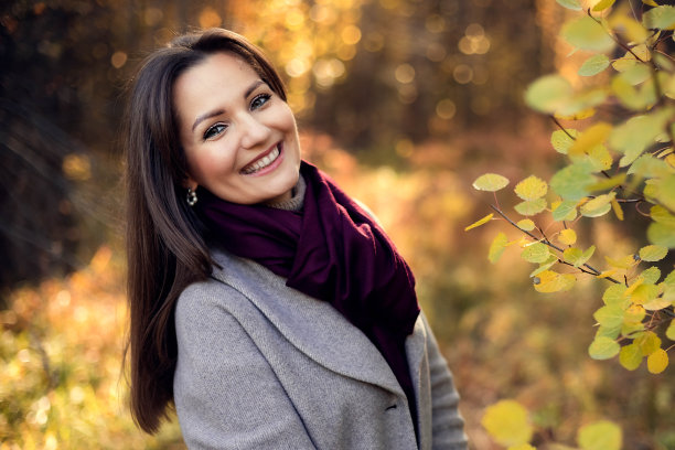 户外大气时尚照片的年轻美丽的女士。棕色的头发和眼睛。温暖的秋天。图片下载