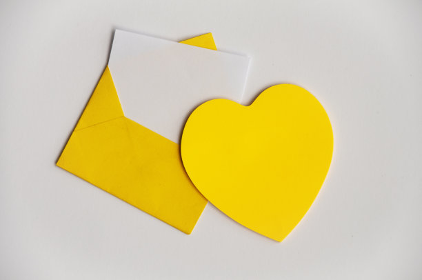 空白心形记事本与信封在白色背景与自定义空间的文字或想法。复制空间和浪漫的概念。图片下载