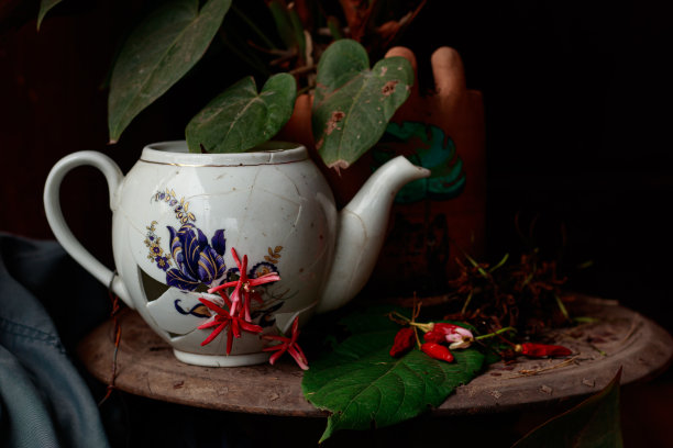 破碎的陶瓷茶壶图片下载