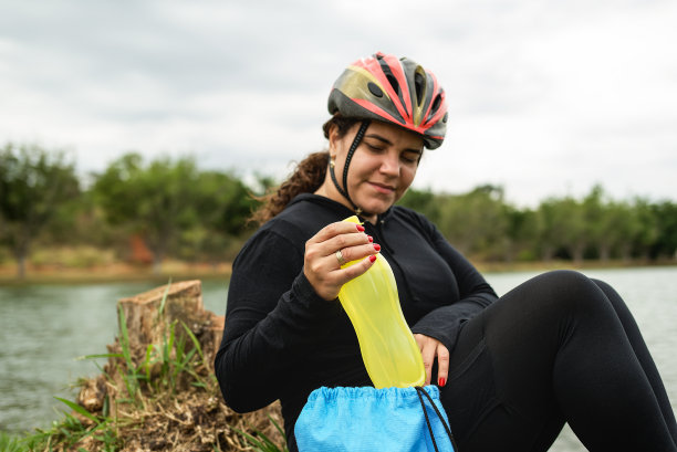 骑车休息喝水图片下载