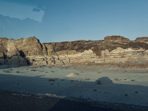 西奈达哈卜迷人城市中的红海山脉图片下载