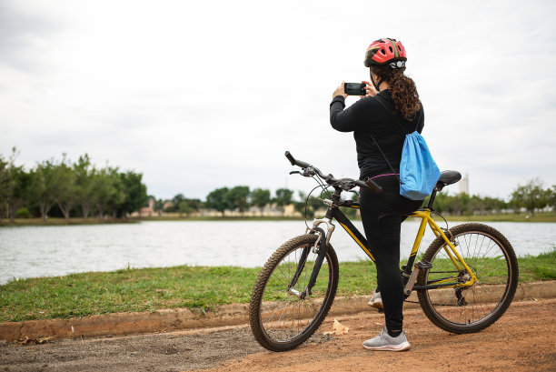 骑自行车休息一下，去拍大自然的照片图片下载
