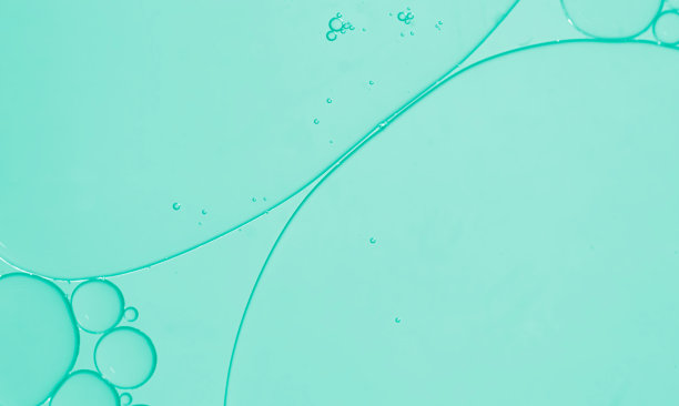 绿色背景上油滴的艺术图像。图片下载