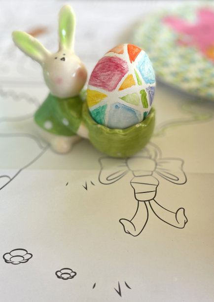 复活节彩蛋和复活节兔子在着色页上的桌子图片下载